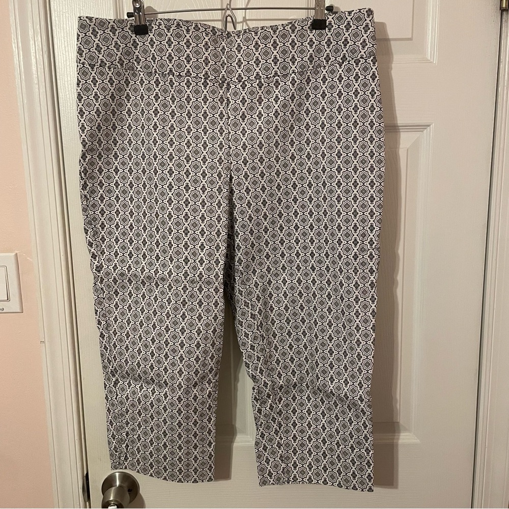Black and White Patterned Stretchy Cropped Pants